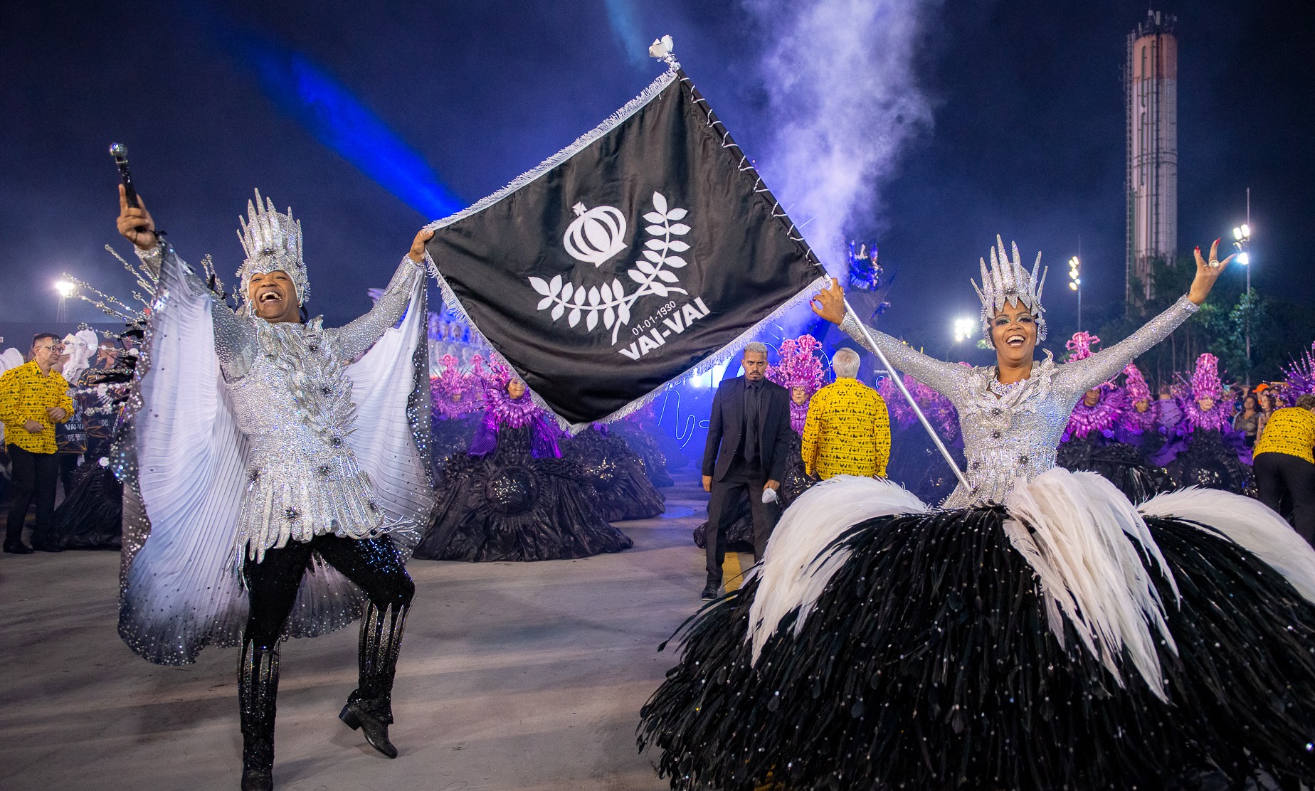 Vem surpresa aí! Casal da Vai-Vai comenta fantasia para o Carnaval 2024