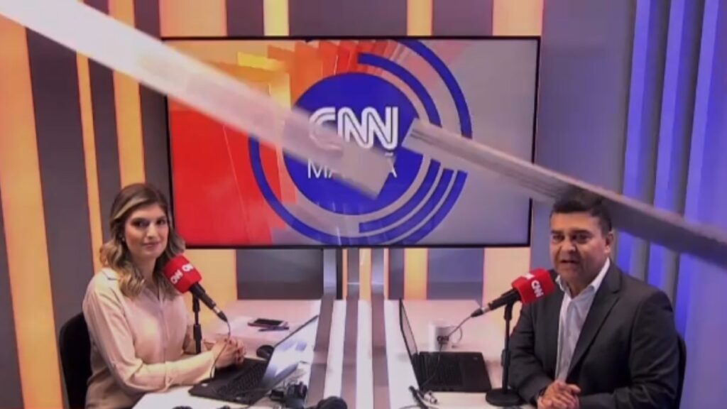 VÍDEO: Teto de cenário da CNN Brasil desaba e atinge apresentador ao vivo