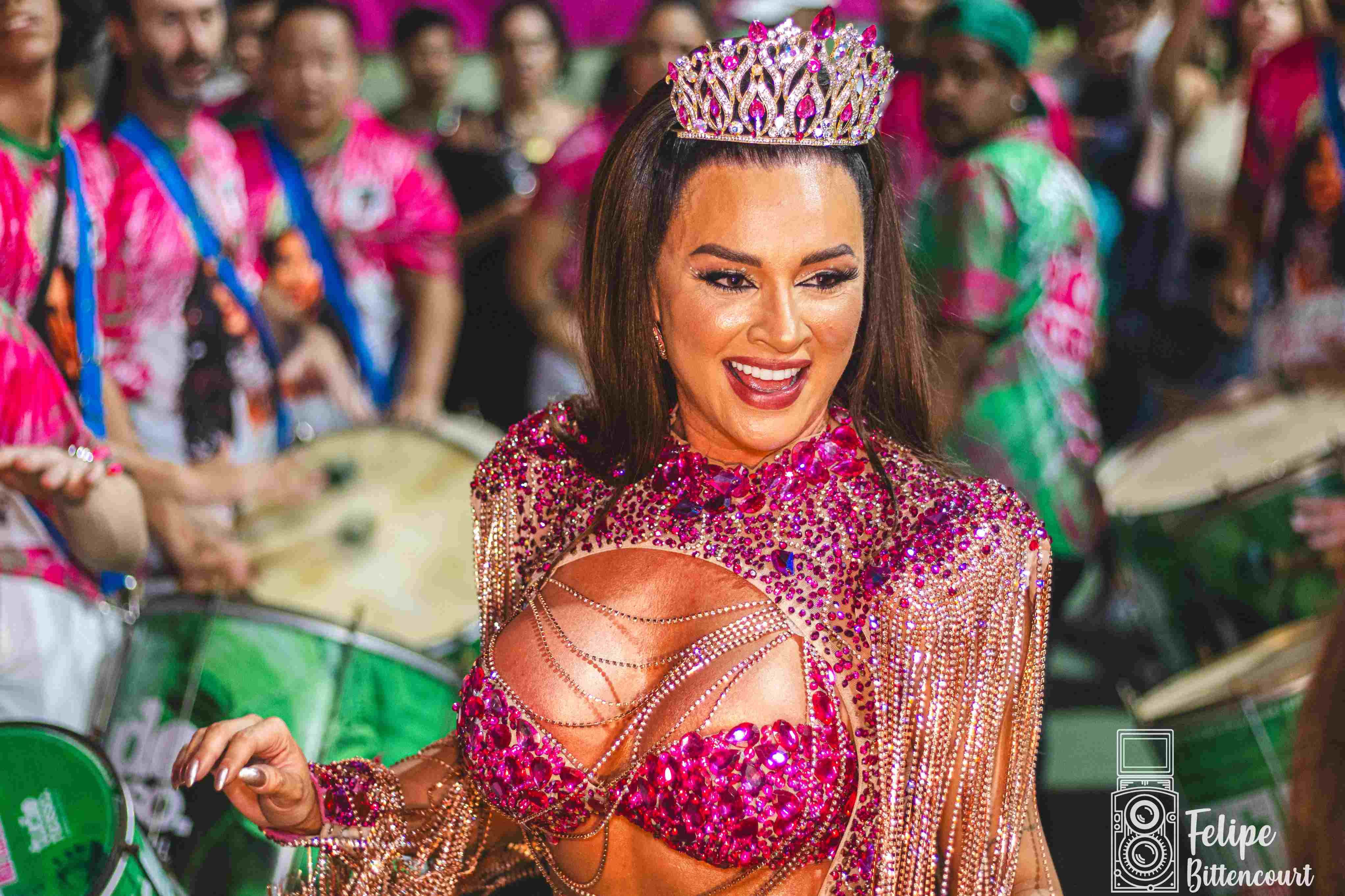 Juju Salimeni é coroada e está de volta ao Carnaval; vídeos e fotos