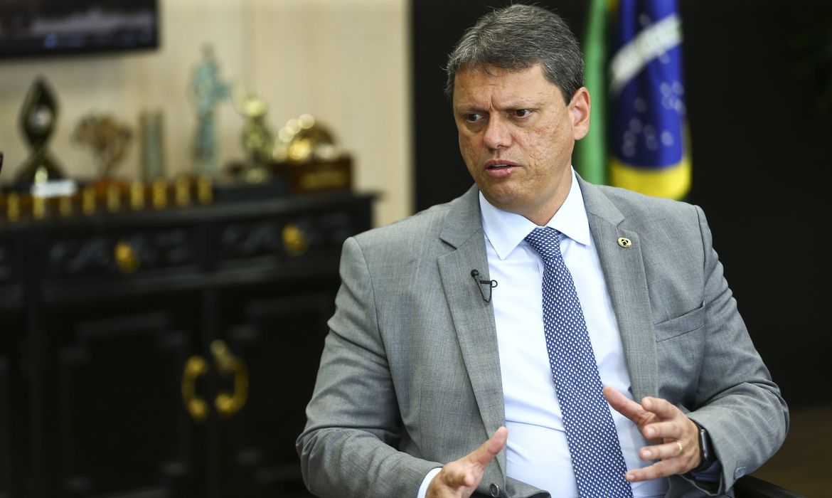 Tarcísio admite que valor da conta vai subir mesmo com privatização da Sabesp