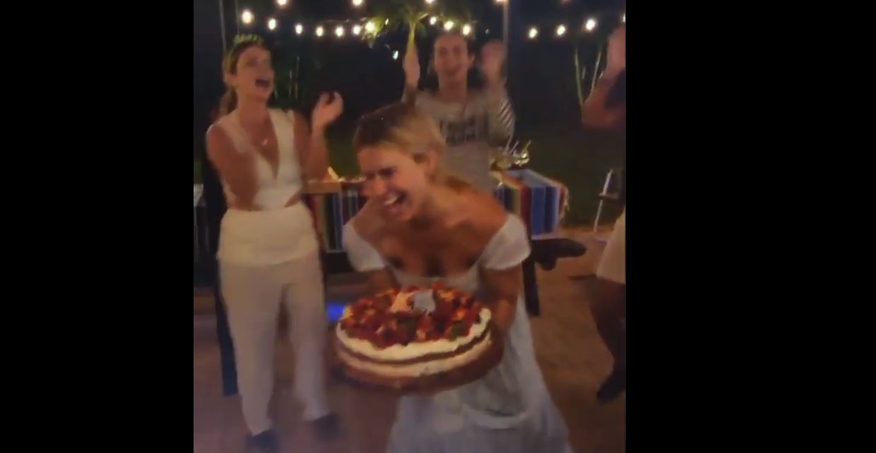 Carolina Dieckmann comemora aniversário e deixa bolo cair no chão; veja momento