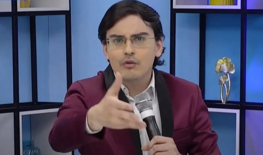 Dudu Camargo fala sobre suposta noite com garoto de programa e saída do SBT