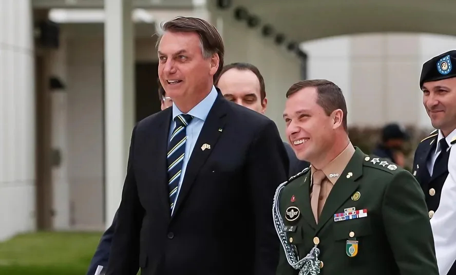 Mauro Cid diz em delação que Bolsonaro teve reunião com militares por golpe