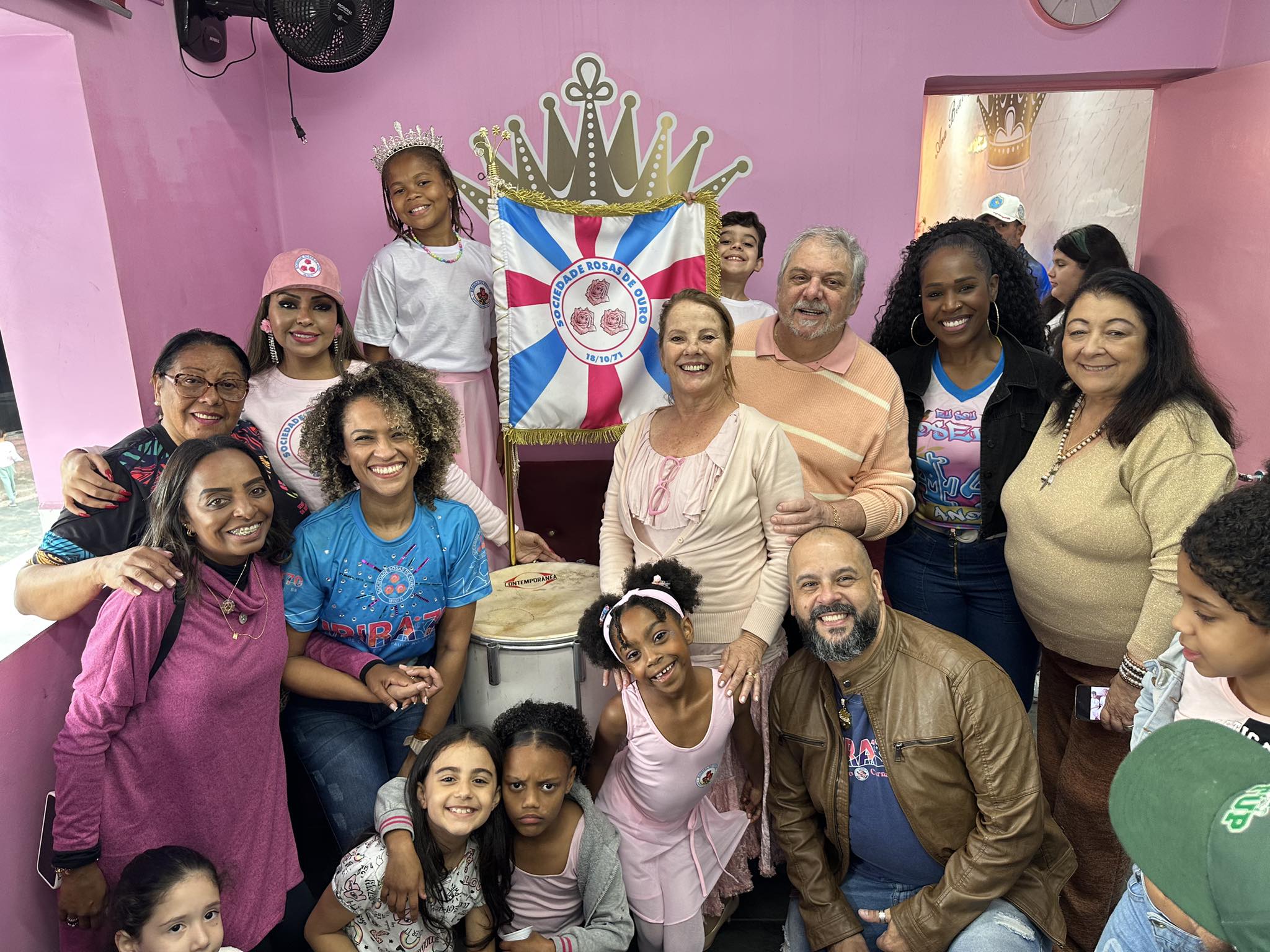 ‘Roseira do Futuro’: crianças ganham presentes da rainha Ana Beatriz Godói