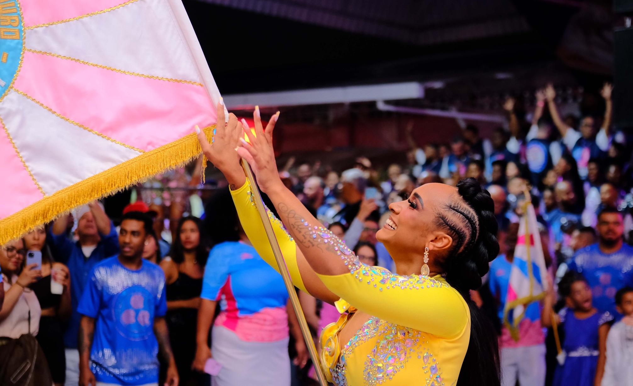 Porta-bandeira se declara para Rosas de Ouro: ‘Sempre vou exaltar todo meu amor por ti’