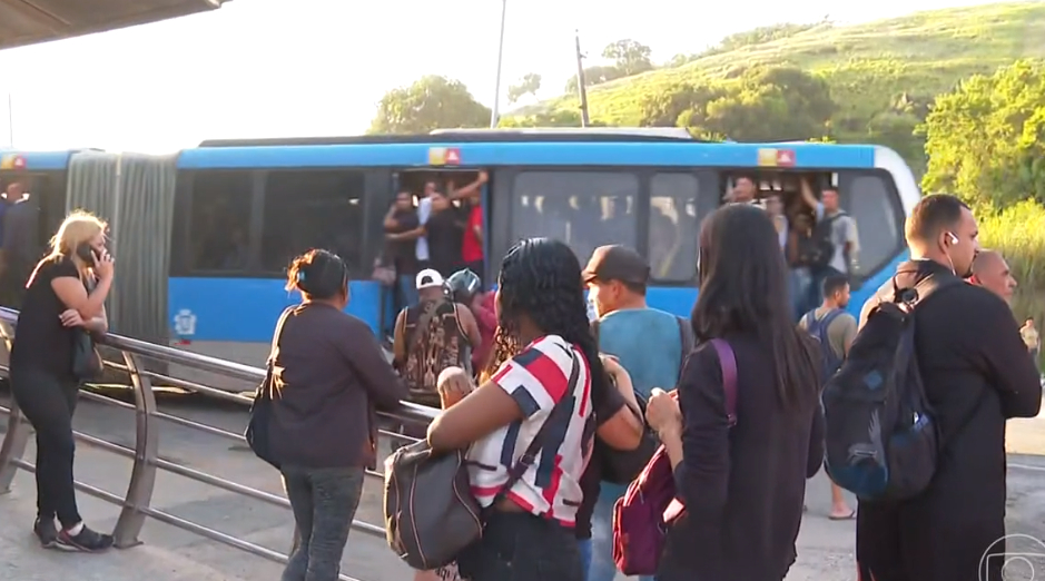 Terça de caos no Rio: Trens e BRT circulam com restrições após ataques