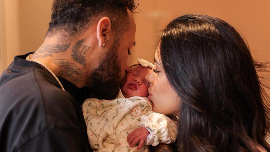 Filha de Neymar e Bruna Biancardi aparece pela primeira vez de olhos abertos