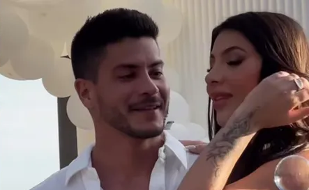 ‘Chá Revelação’: Arthur Aguiar e Jheny Santucci revelam sexo do bebê