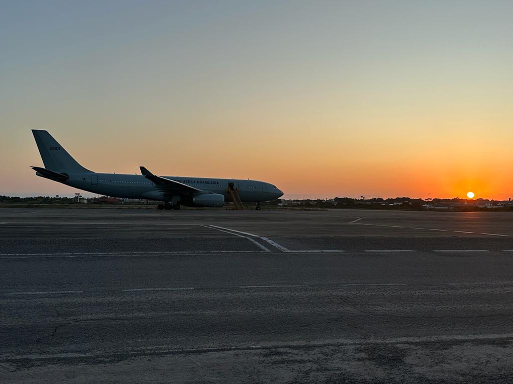 VÍDEO: Chega a Brasília primeiro avião trazendo brasileiros de Israel