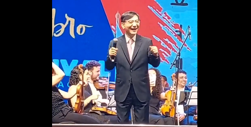 VÍDEO: Embaixador da Coréia recebe título honorário no Rio e emplaca mais um clássico do samba
