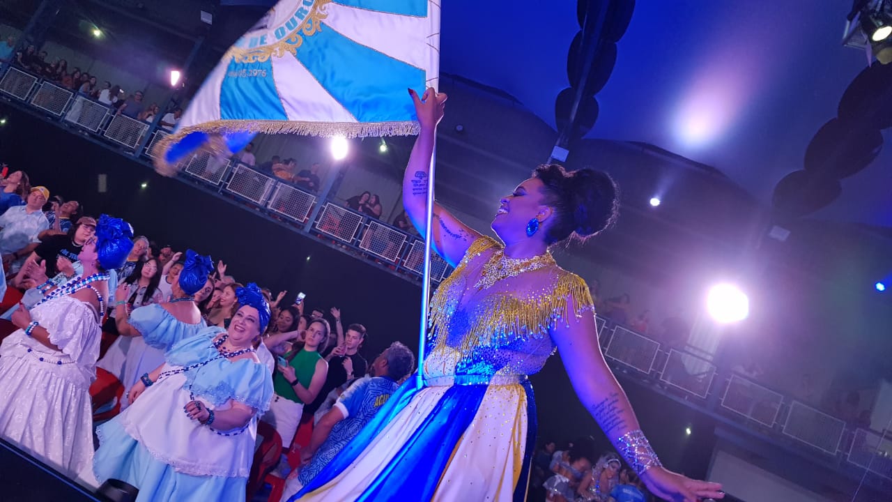 Porta-bandeira da Águia de Ouro relembra chuva do último desfile e busca por nota