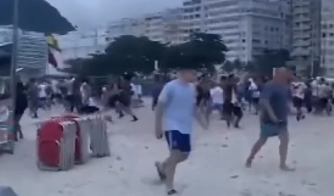 Torcedores do Fluminense e do Boca Juniors brigam em Copacabana