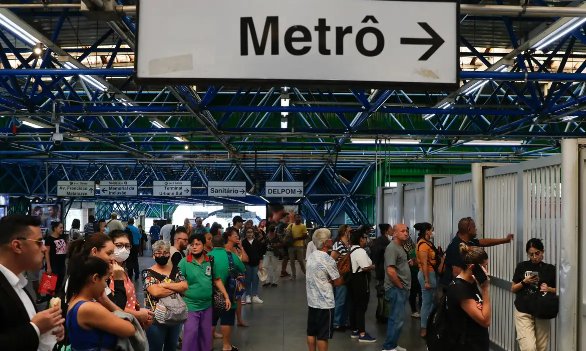 Contra privatizações, greve afeta funcionamento de trens e metrôs em SP