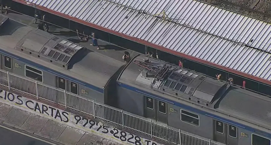 Trens batem e um dos vagões sai dos trilhos na estação de Madureira, no Rio