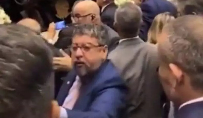 VÍDEO: Deputado dá tapa em colega durante sessão da reforma tributária