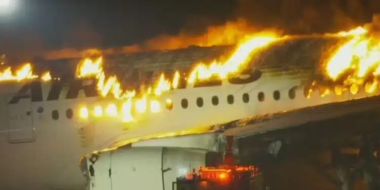 VÍDEO: Avião com mais de 300 passageiros pega fogo no Japão