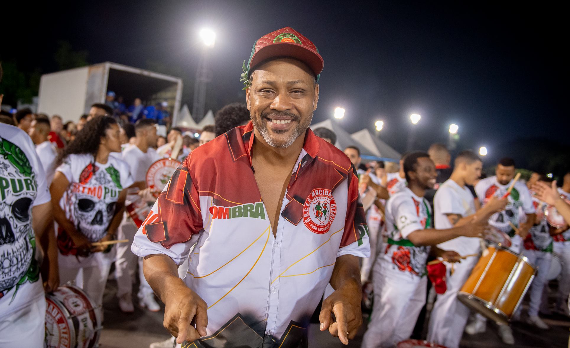 VÍDEO: Mestre Sombra celebra 30 anos à frente da bateria da Mocidade Alegre