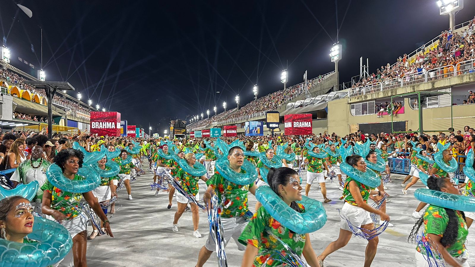 Nem o atraso azeda o caju e Mocidade brinca de Carnaval na Sapucaí