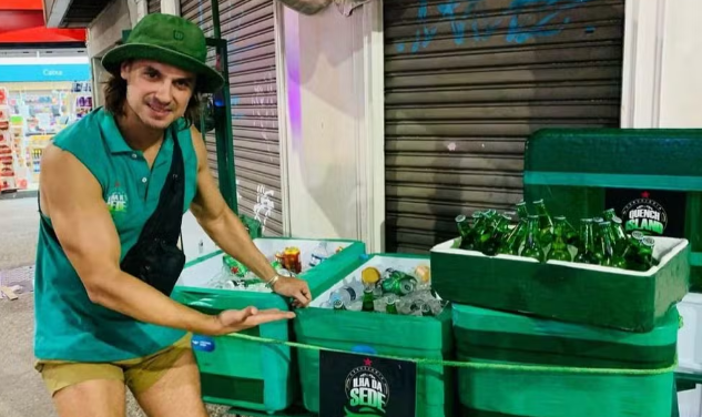 Ex-galã da Globo vende cerveja nas ruas do Rio de Janeiro