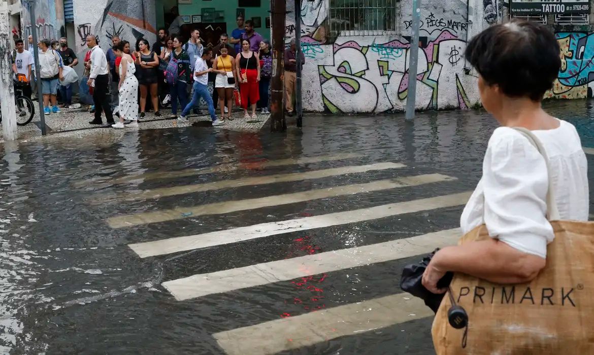 Centro de Operações da Prefeitura do Rio alerta para chuvas fortes