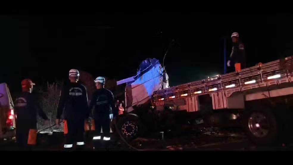 Acidente entre caminhão e ônibus deixa ao menos 25 mortos na Bahia