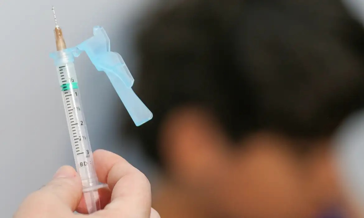 Rio começa a vacinar crianças de dez anos contra a dengue