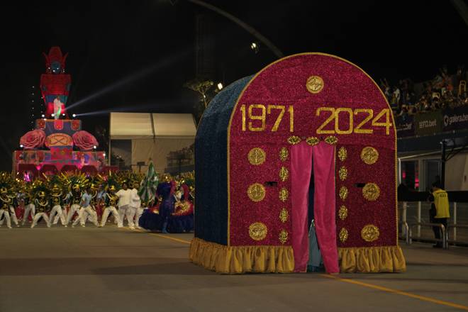 Amizade Zona Leste exalta Eduardo Basílio em seu desfile no Anhembi