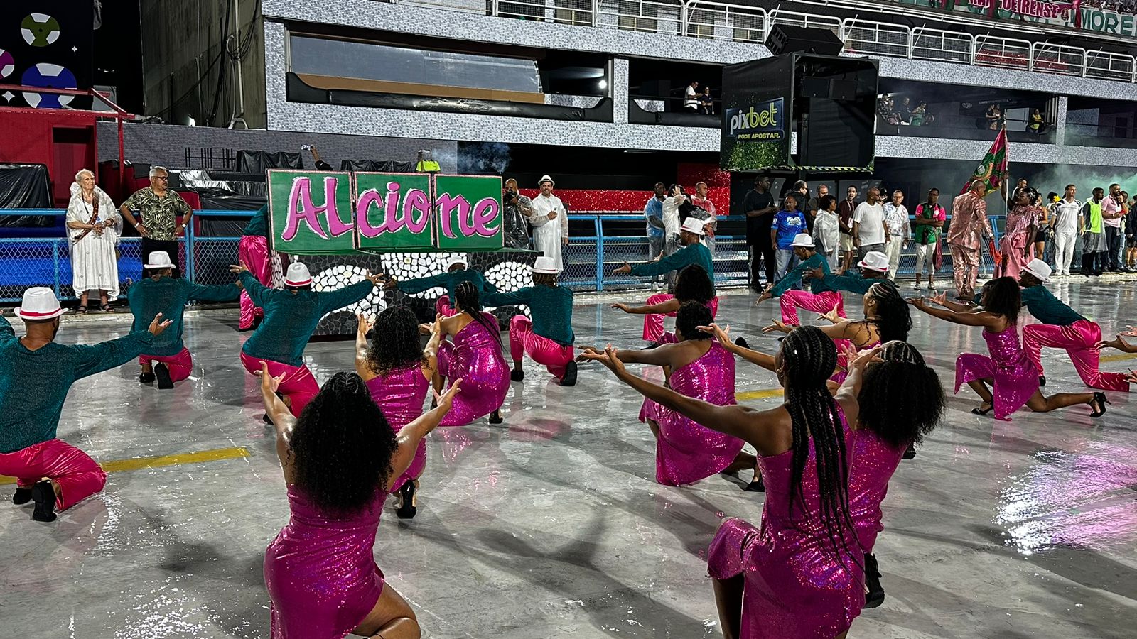 Mangueira, como era esperado, mexe com a emoção do povo na Sapucaí