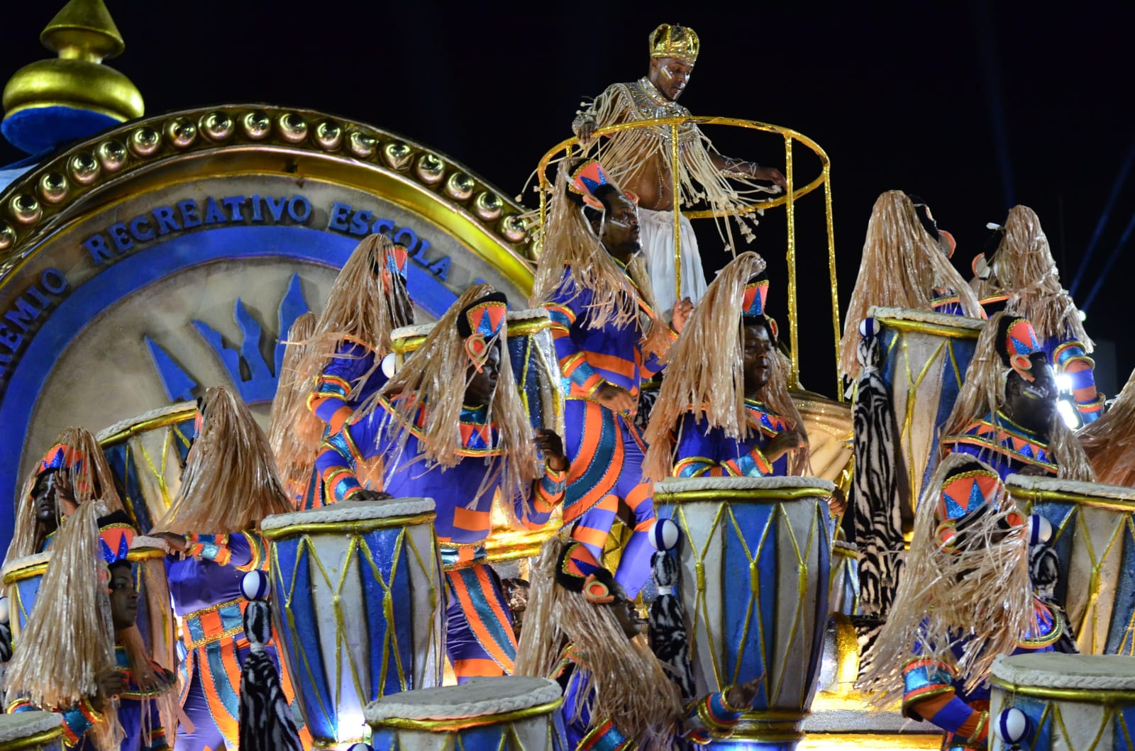 Acende a luz! Apagões no desfile da Niterói causam estranheza na Sapucaí