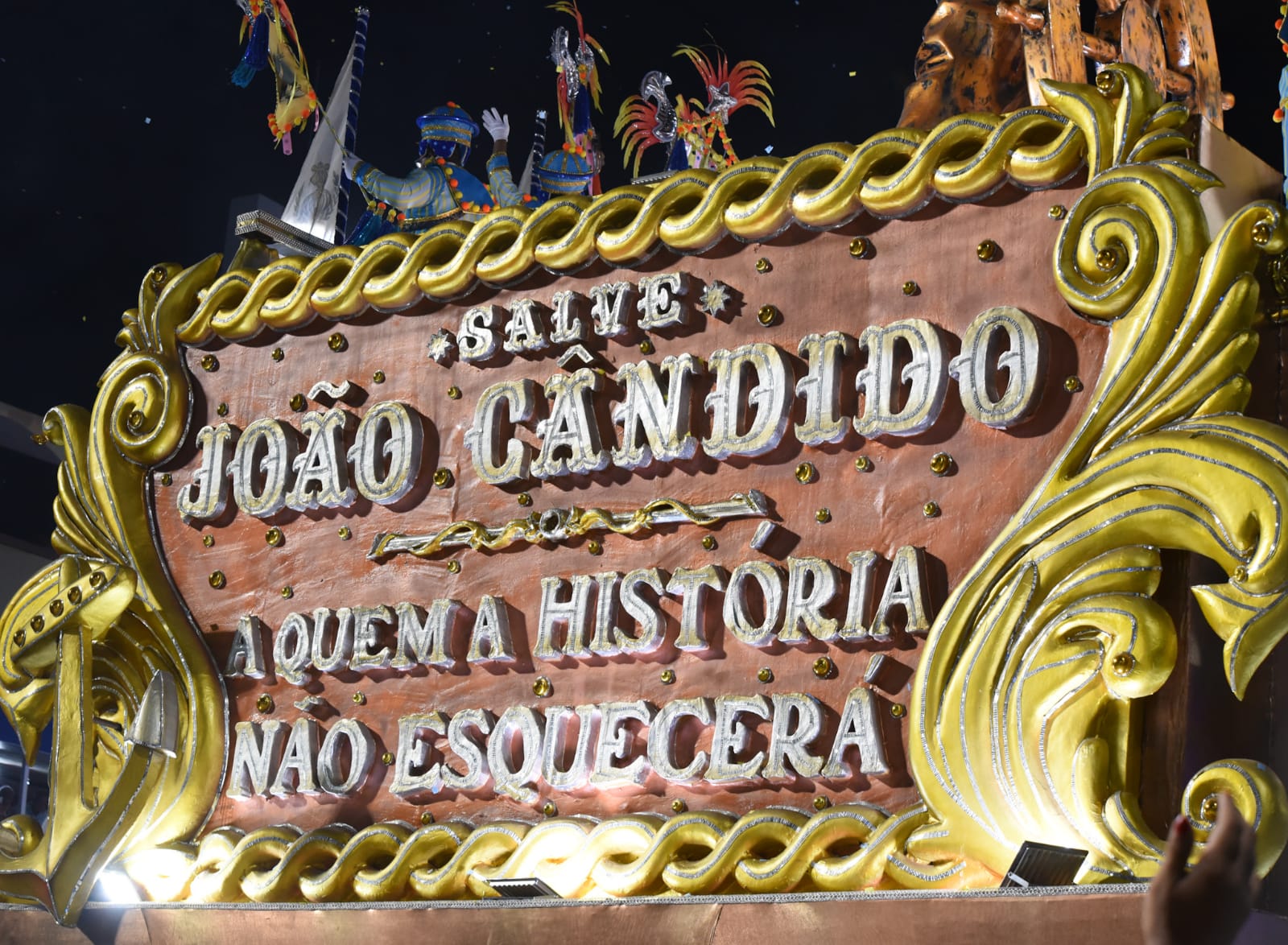 Bateria é ponto alto do desfile do Tuiuti, que não empolga na reta final do Grupo Especial