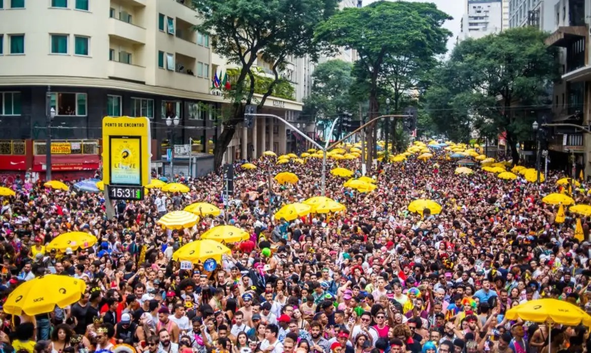 Carnaval em São Paulo começa com blocos nas ruas nesta sexta-feira