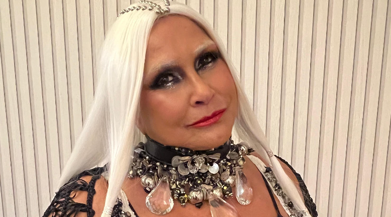 Fafá de Belém ousa com maquiagem futurista e peruca em look do Baile da Vogue