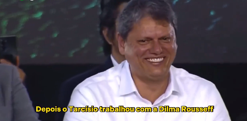 Vai pro PT: Tarcísio tem acesso de riso em evento com Lula: ‘Estranhei ele com Bolsonaro’