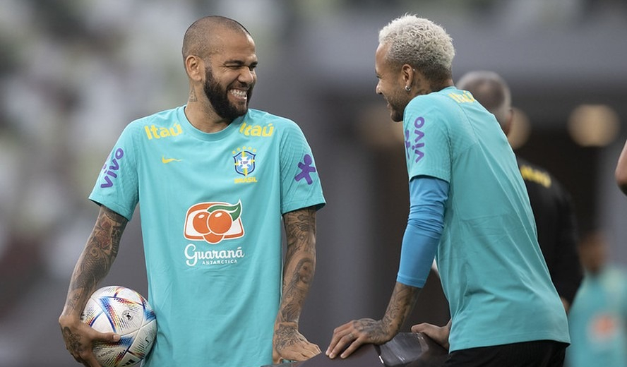 Lula critica soltura de Daniel Alves sob fiança e manda recado a Neymar