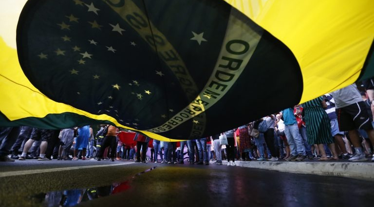 Artigo: 40 anos de Democracia, 60 anos de Ditadura – O Brasil na encruzilhada