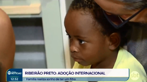 Criança do Malawi, adotada por brasileiros, encanta ao contar sua rotina