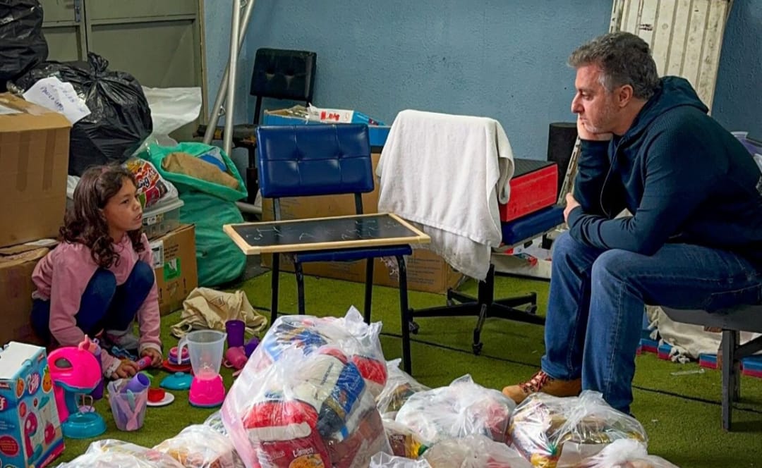 Após doar R$ 1 milhão, Luciano Huck visita abrigo no Rio Grande do Sul