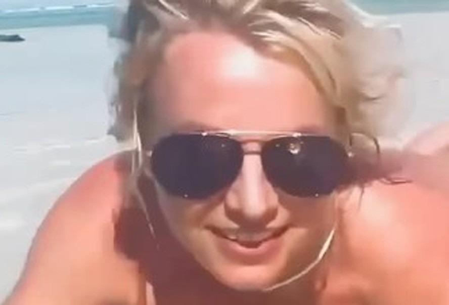 Britney Spears surpreende e posta vídeo completamente nua na praia