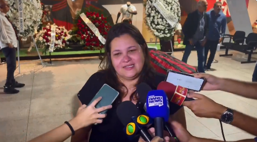 Emoção de amigos e familiares marca velório de Apolinho no Rio