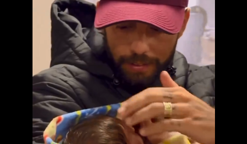Pedro Scooby emociona ao fazer carinho em bebê resgatado no Rio Grande do Sul