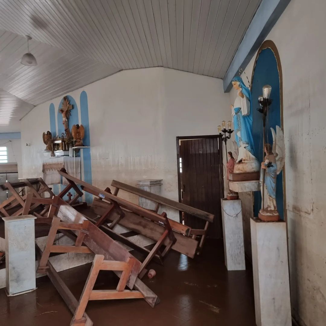 Vídeo mostra bíblias, altar e imagens intactas em igreja inundada no Sul