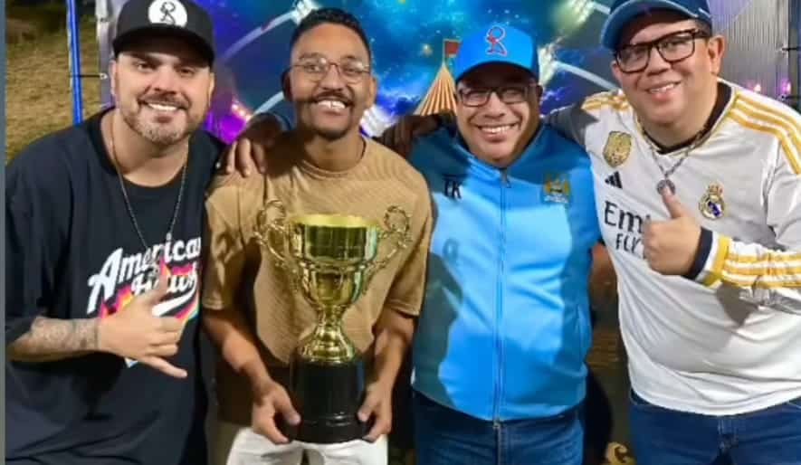 Compositores com troféu na Dom Bosco de Itaquera. Foto: Reprodução/Instagram/Fabio Gouveia