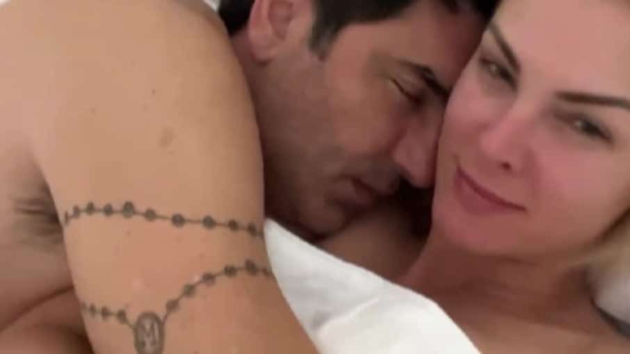 Ana Hickmann surge na cama com Edu Guedes em vídeo ousado