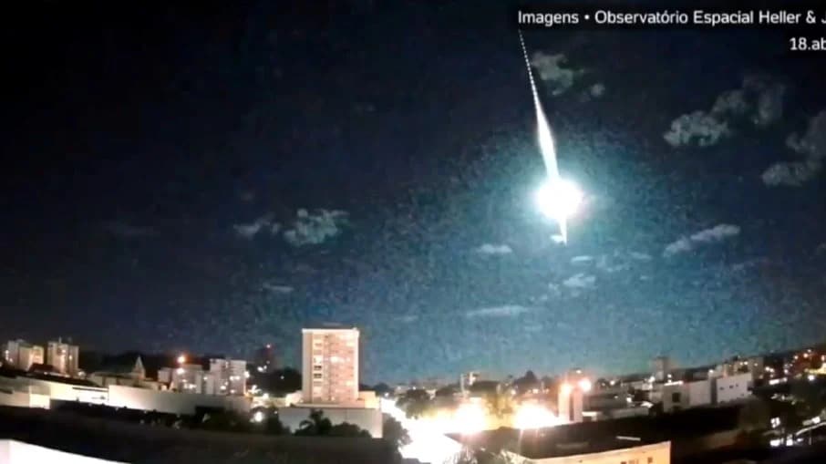 Meteoro ilumina o céu do Piauí na madrugada com forte clarão; veja os vídeos