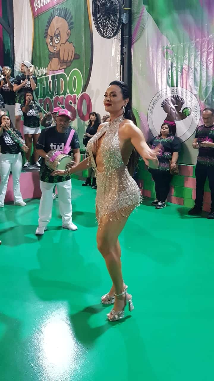 Juju Salimeni em evento onde a Barroca apresenta samba para o Carnaval 2025. Foto: Guilherme Queiroz