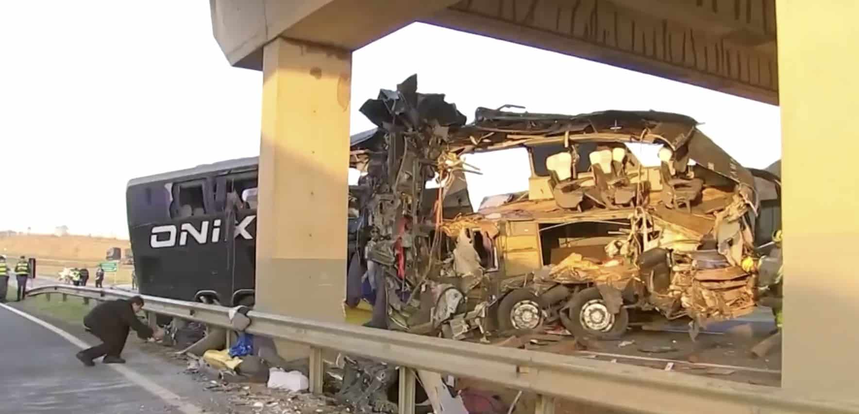 Dez pessoas morrem em grave acidente com ônibus que ia a Aparecida