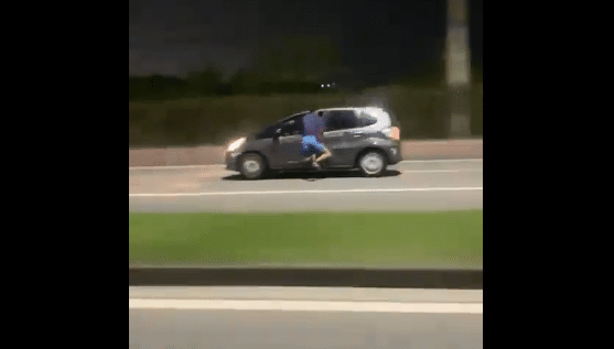 Homem pendurado em carro em alta velocidade no Recreio viraliza; entenda