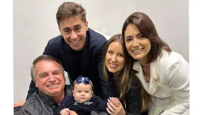 Bolsonaro posa com bebê de Nikolas Ferreira e Carlos reclama: ‘Com a minha não’