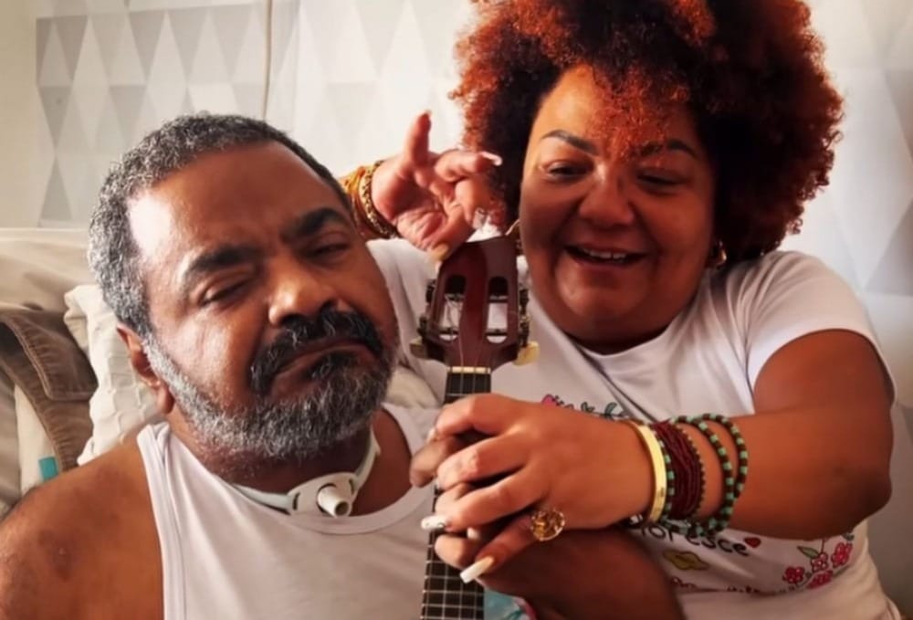 VÍDEO: Arlindo Cruz toca banjo com ajuda da esposa