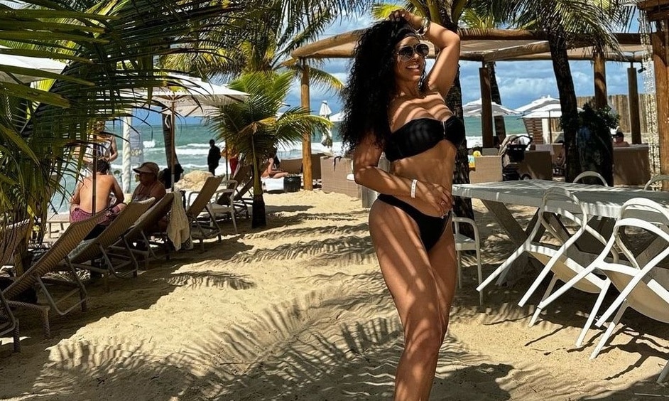 Ex-Globeleza, Valéria Valenssa exibe corpo escultural em praia no Nordeste